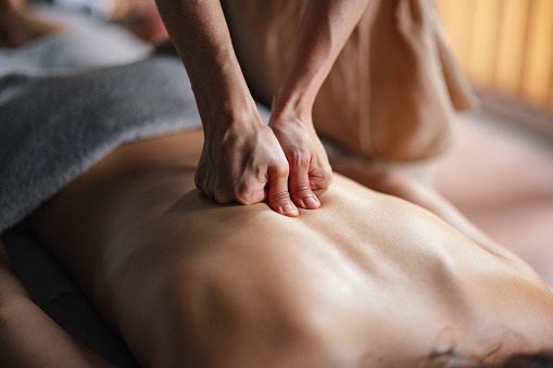 How Deep Tissue Massage Works to Alleviate Muscle Pain